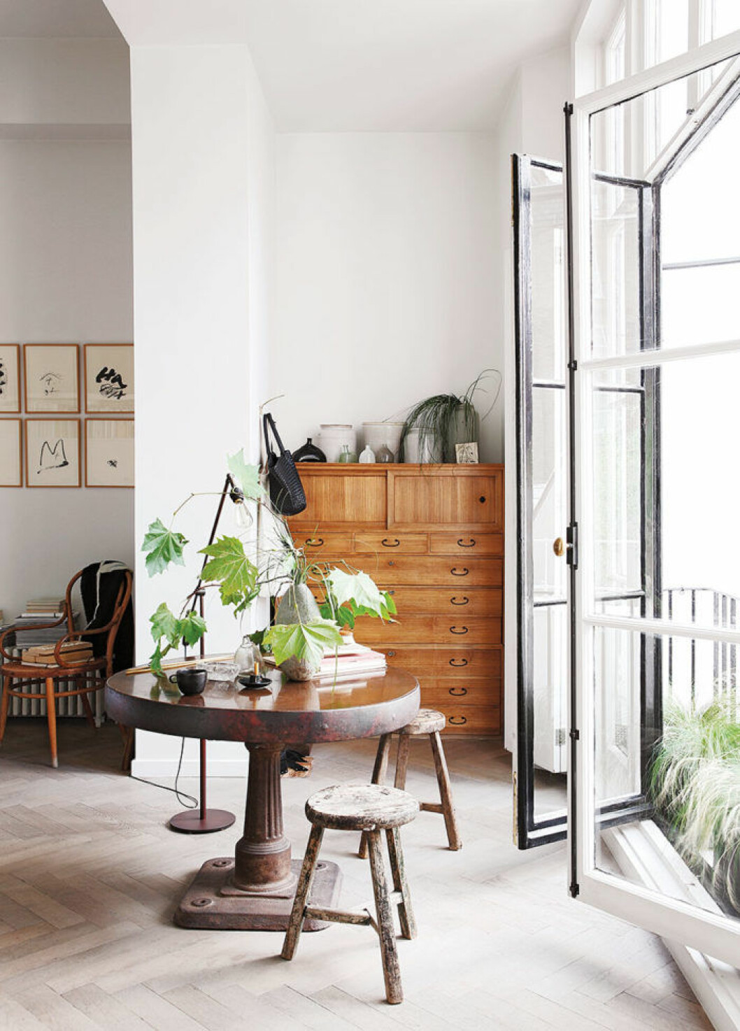 Styling: Luanne Toms/Frank Features Foto: Elsa Young/Frank Features Syns i: ”<a href="http://elledecoration.se/vilsamt-vackert-i-modedesignerns-ljusa-hem-i-london">Ljust och stilrent i modedesignerns hem</a>”. Runt massivt träbord