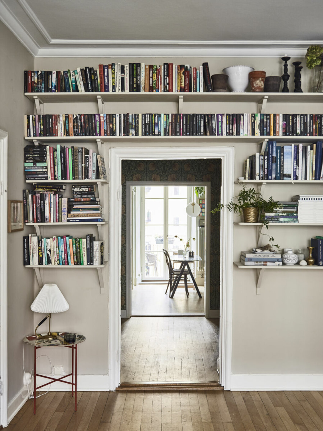 Syns i: <a href="https://www.elle.se/decoration/hemma-hos-johanna-bradford/">”Kika in i Johanna Bradfords drömmiga hem”</a>. Foto: <a href="http://Andrea%20Papini">Andrea Papini.</a> johanna bradfords hem med platsbyggd bokhylla
