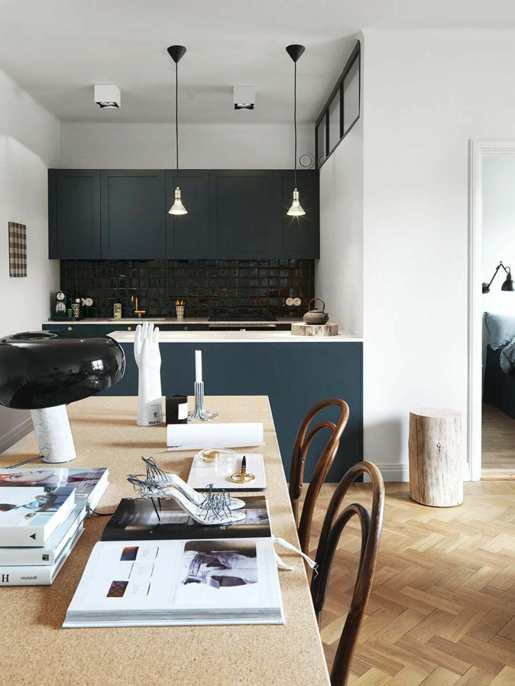 Styling: Nanna Lagerman Foto: Stellan Herner Syns i: <a href="https://www.elle.se/decoration/kika-in-i-inredningsdesignerns-lilla-etta-pa-43-kvadrat/">Inredningsdesignerns snygga compact living-dröm</a> Blåa köksluckor.