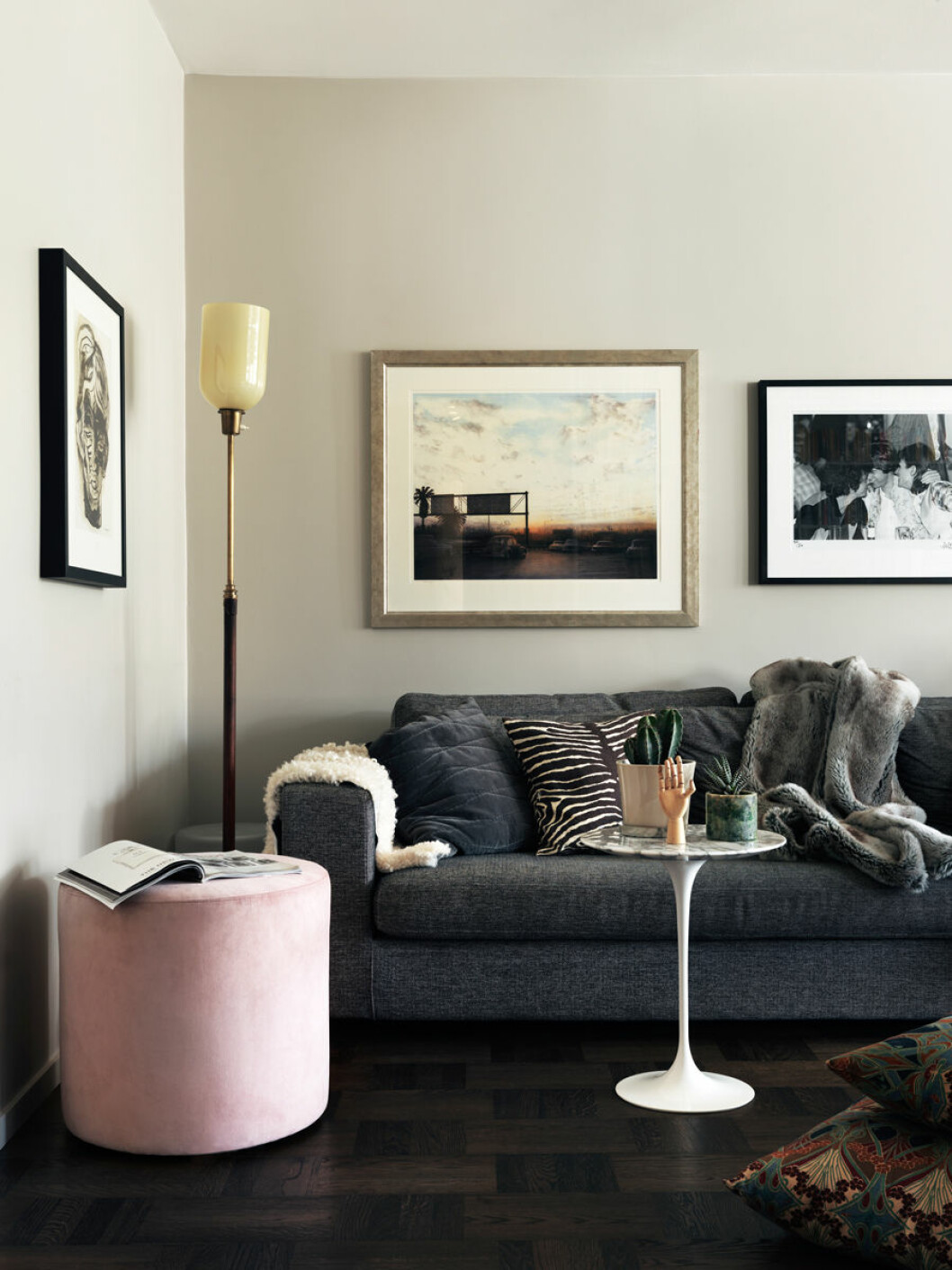 Vardagsrum med rosa puff