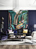 Stor abstrakt tavla i vardagsrum med färgglada sammetskuddar i mörkgrå sammetssoffa.