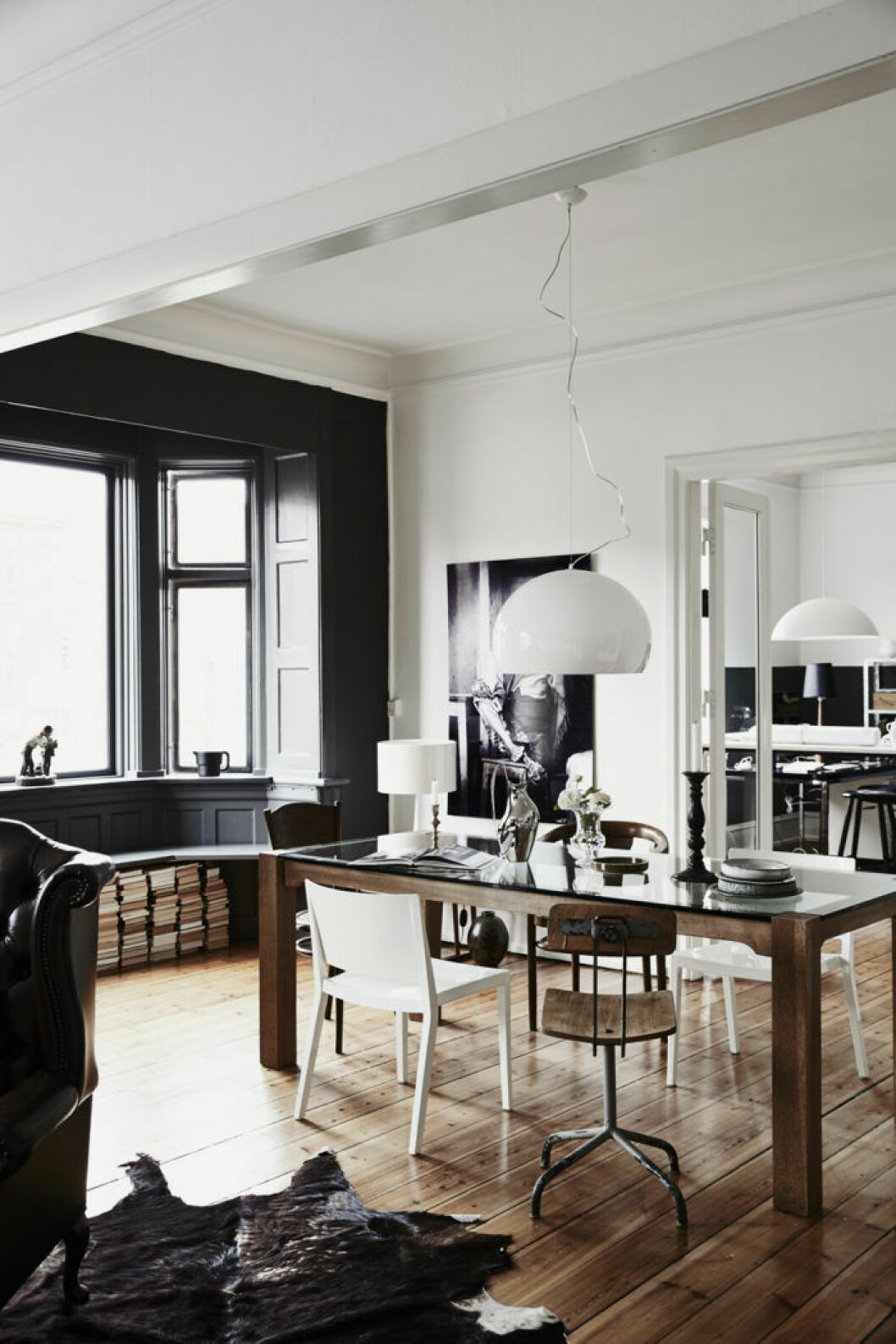 Syns i: <a href="https://www.elle.se/decoration/inspirerande-hemma-hos-lene-ostenfeldt-i-kopenhamn/">”Kreativt och inspirerande med personlig inredning”</a>. Foto: <a href="http://www.schonnemann.dk/">Anders Schønnemann</a>/<a href="http://www.livinginside.it/">Living Inside</a>, styling: <a href="http://www.leneostenfeldt.dk/en/">Lene Ostenfeldt</a>. Svart fönsterparti