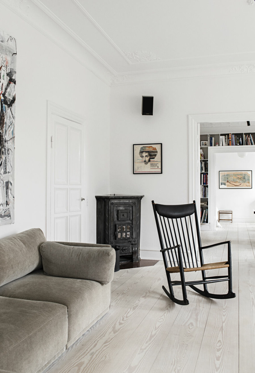 Gungstol och soffa i vardagsrummet