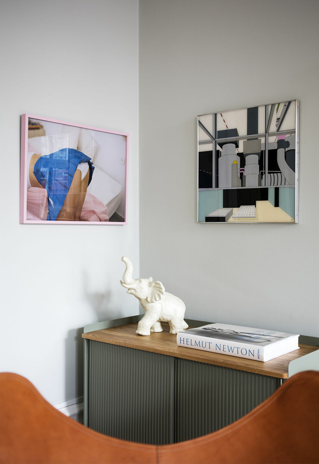 Personligt med tavlor och elefantfigurin hos Ida-Sofia Klingspor. Fotograf: Johan Sellén Stylist: Gill Renlund | Syns i: <a href="https://www.elle.se/decoration/hemma-hos/eklektiskt-och-fargstarkt-hem-i-stockholm/" target="_blank" rel="noopener">Eklektiskt och färgstarkt hem i Stockholm</a> Personliga inredningsdetaljer hos Ida-Sofia Klingspor