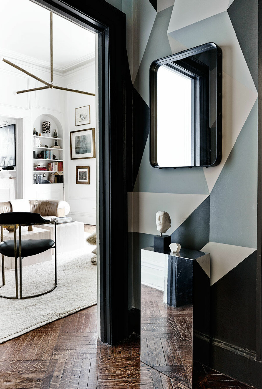 Styling: Helle Walsted Foto: Wichmann + Bendtsen Photography Syns i: <a href="https://www.elle.se/decoration/elegant-och-experimentellt-hemma-hos-designparet/" target="_blank" rel="noopener">Elegant experimentellt hos designduon</a>. Låt hallen göra ett stort intryck.