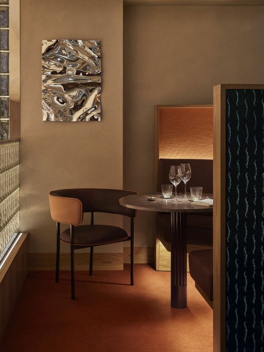 De intima ”operabåsen” på mezzaninen. Konstverk av Caia Leifsdotter/The Ode To. Stol, Font regular, Moebel Copenhagen. Matta Rust, Westex. restaurangmiljö i London