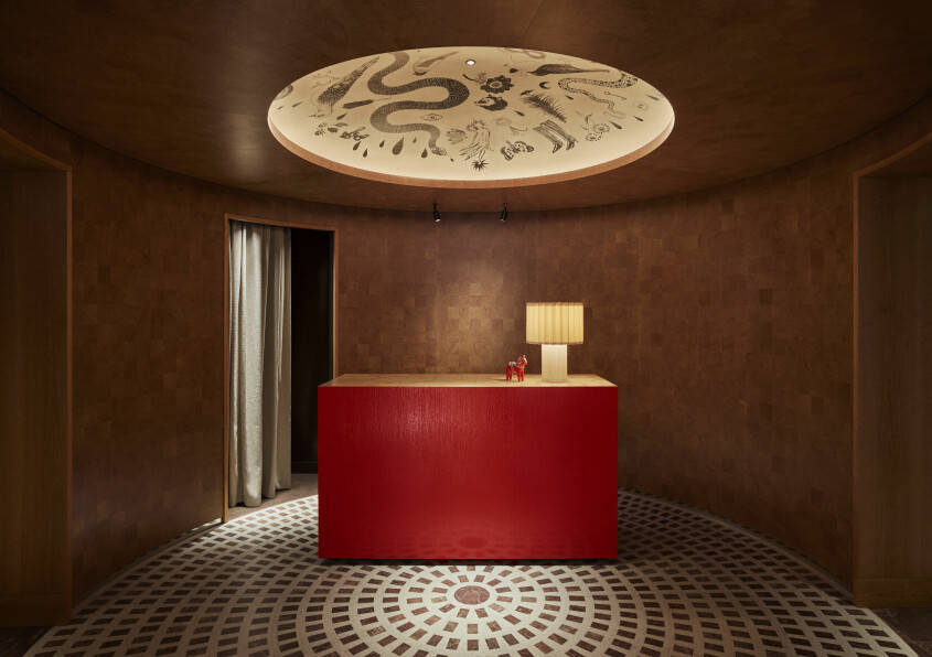 Den skogskapellinfluerade receptionen, med specialdesignad kupol med motiv från nordisk natur av konstnären Ragnar Persson. Svenska restauranger i London
