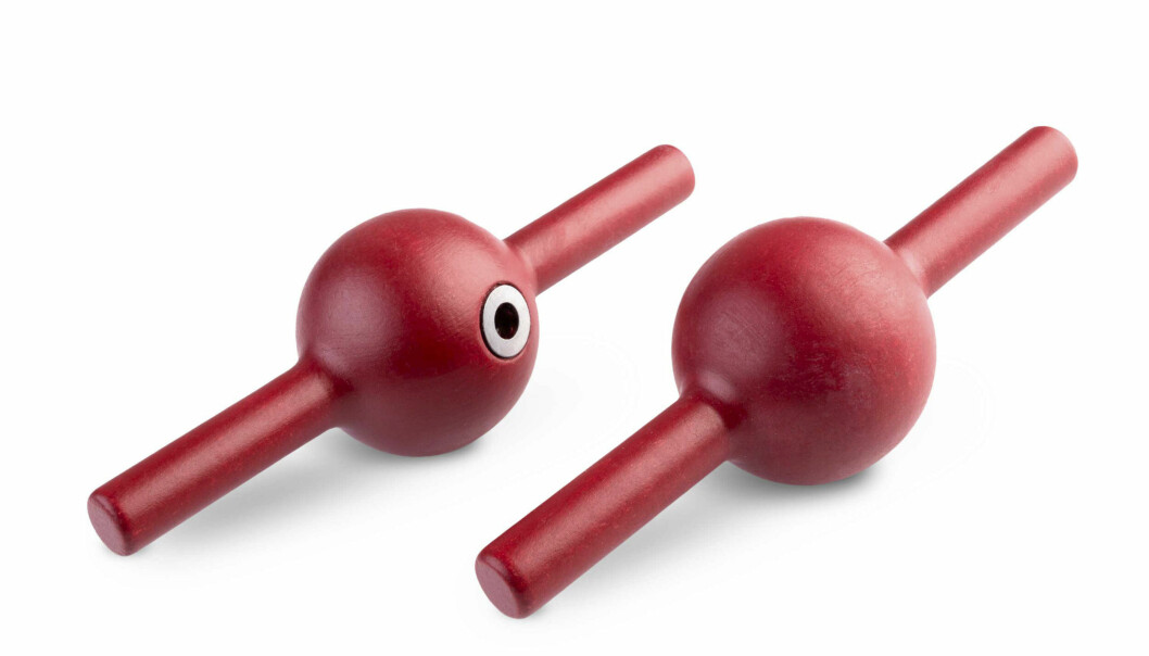 Med extra lång, uppåtriktad pigg passar kroken <span class=" italic" data-lab-italic_desktop="italic">Tik</span> för att hänga upp det mesta. Designad av Gustav Rosén för Kaarls. Hook kaarls