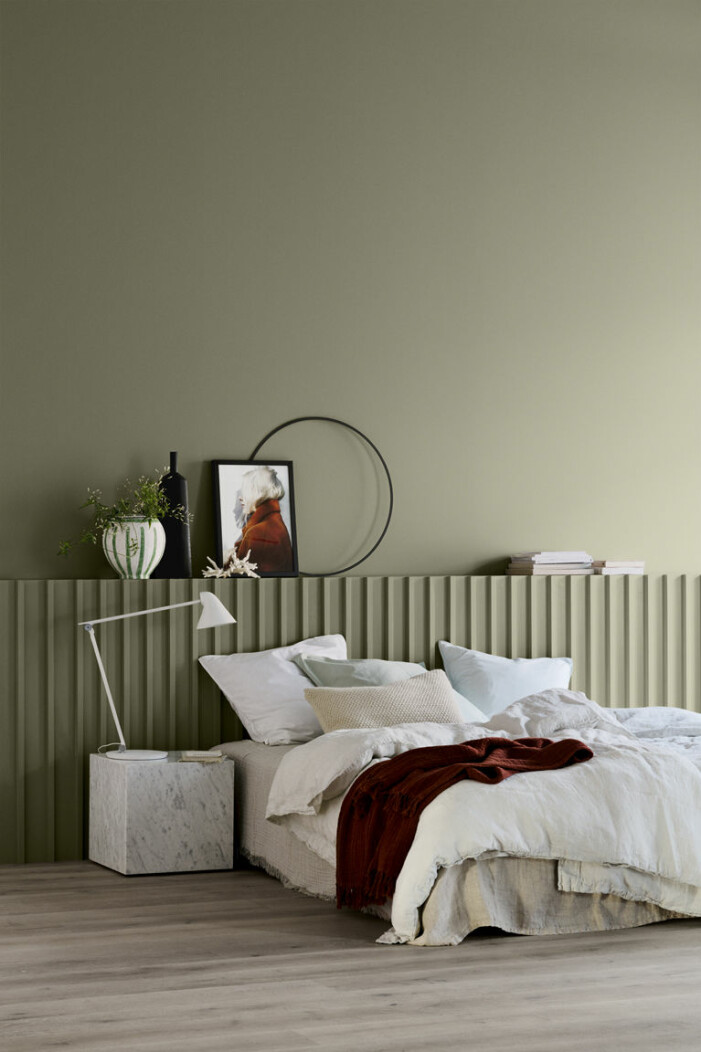 En större eller mindre säng? Ha rummets planlösning i åtanke när du navigerar dig bland alternativen. Foto: Jotun. Inredningstips när du inreder med säng