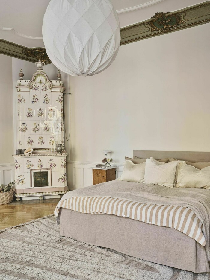 <span class=" bold" data-lab-bold_desktop="bold">Tips!</span> Liva upp den genomgående färgskalan tack vare jordnära detaljer med blandad textur. Foto: Andrea Papini. Inredningstips Sofia Wood Norrköping, sovrum