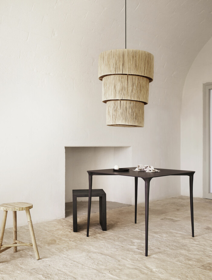 En enkel, naturnära estetik med material som resonerar med samma simpla filosofi är ett centralt möte hos danska Tine K Home. Foto: Tine K Home. Inredningstrender hösten 2021, belysning i naturnära material rottinglampa Tine k home