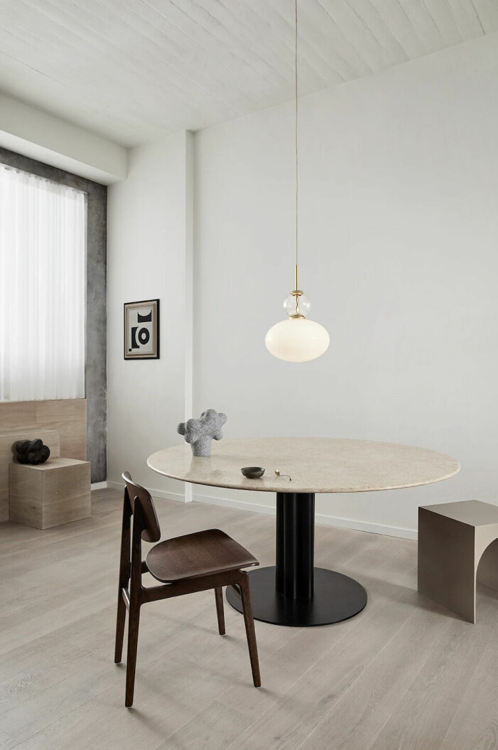 <span class=" bold" data-lab-bold_desktop="bold">Tips! </span>Inte sugen på en färgstark statementlampa? Satsa på en neutral färgpalett men låt ljuskällan i sig gå i mer lekfulla former. Foto: Nuura lighting. Inredningstrender 2022, statementbelysning