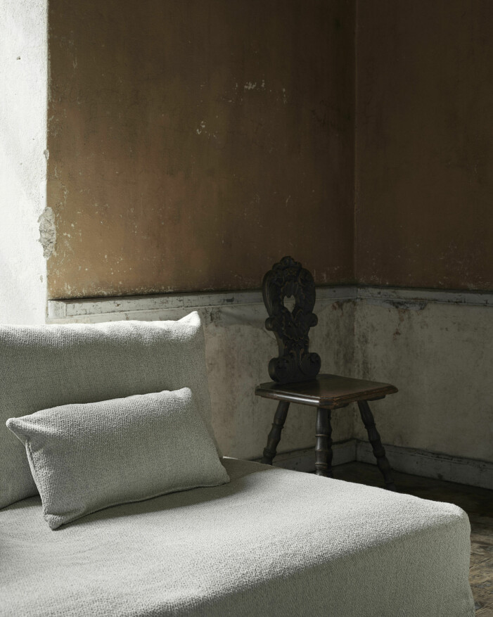 <span class=" bold" data-lab-bold_desktop="bold">Tips!</span> Revidera hemmet och fundera vilka möbler och detaljer som faktiskt är i användning. Plocka bort det som känns överflödigt. Foto: Bemz. Inredningstrender 2022, sparsmakat