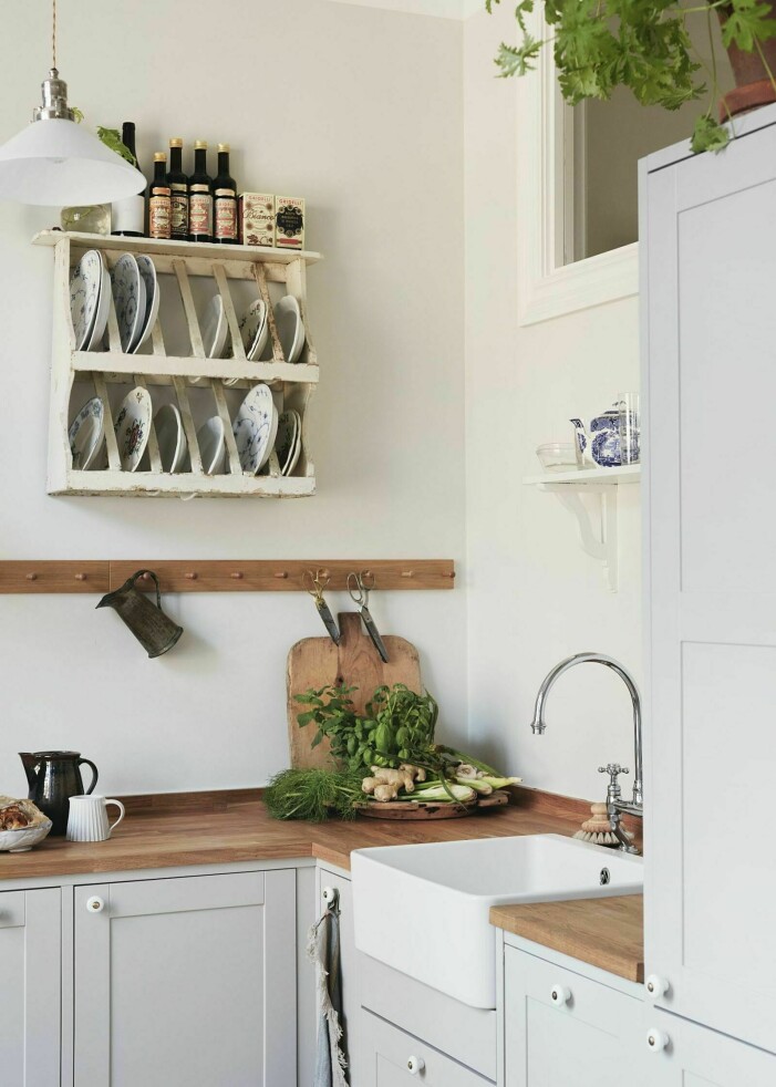 <span class=" bold" data-lab-bold_desktop="bold">Tips!</span> Den rustika, genuina känslan förvaltas som bäst med detaljer i rätt anda – som här, <a target="_blank" href="https://www.elle.se/decoration/hemma-hos-elsa-billgren-pa-sodermalm/7410432">hemma hos ELLE-profilen Elsa Billgren</a>. Ta en titt på loppis, auktioner och second hand för att fynda föremålen som sätter stilen. Foto: Idha Lindhag. Inredningstrender 2022, cottagecore