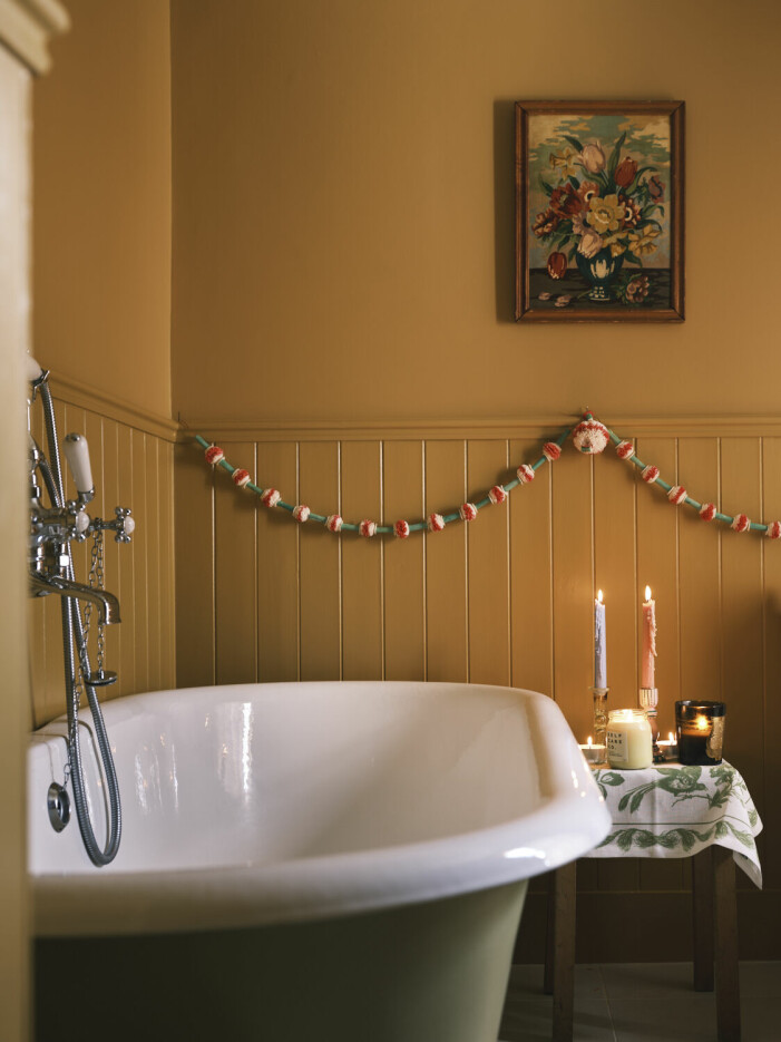 <span class=" bold" data-lab-bold_desktop="bold">Tips! </span>Komplettera den färgstarka miljön med stämningsfull dekor i säsong, likt julgirlangen här ovan. Foto: James Merrell/Farrow & Ball. Inredningstrender 2022, maximalism
