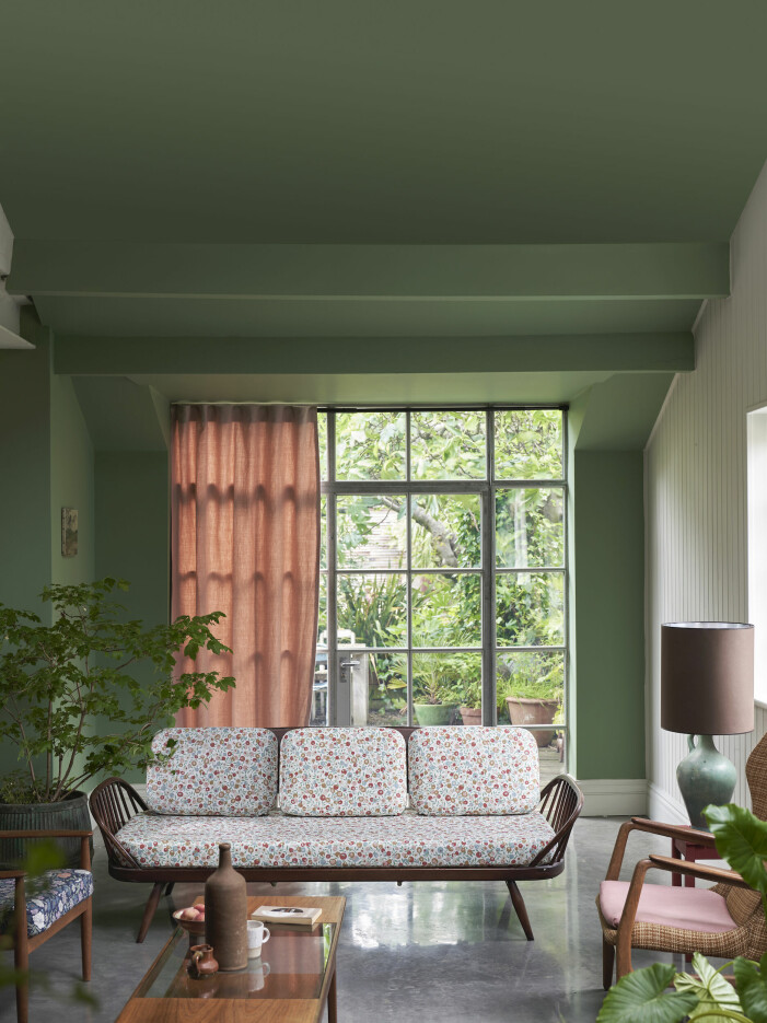 <span class=" bold" data-lab-bold_desktop="bold">Tips!</span> Grönskande väggar, möbler och detaljer gifter sig väl med grönskande växter och blommor i säsong. Foto: James Merrell/Farrow & Ball. Inredningstrender 2022, inred med grönt