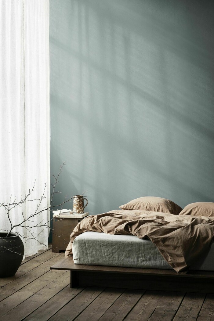 <span class=" bold" data-lab-bold_desktop="bold">Tips! </span>Kombinera blått, oberoende omfattning, med murriga naturnära färger för en stämningsfull atmosfär. Foto: Jotun. Inredningstrender 2022, ljusblått