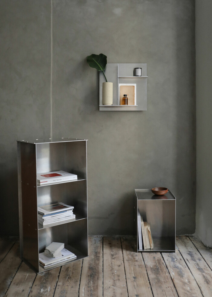 <span class=" bold" data-lab-bold_desktop="bold">Tips! </span>Silverskimrande metallytor gifter sig utmärkt med grått i alla dess former, både möbler och väggar. Foto: Frama. Inredningstrender 2022, silvrig kontrast