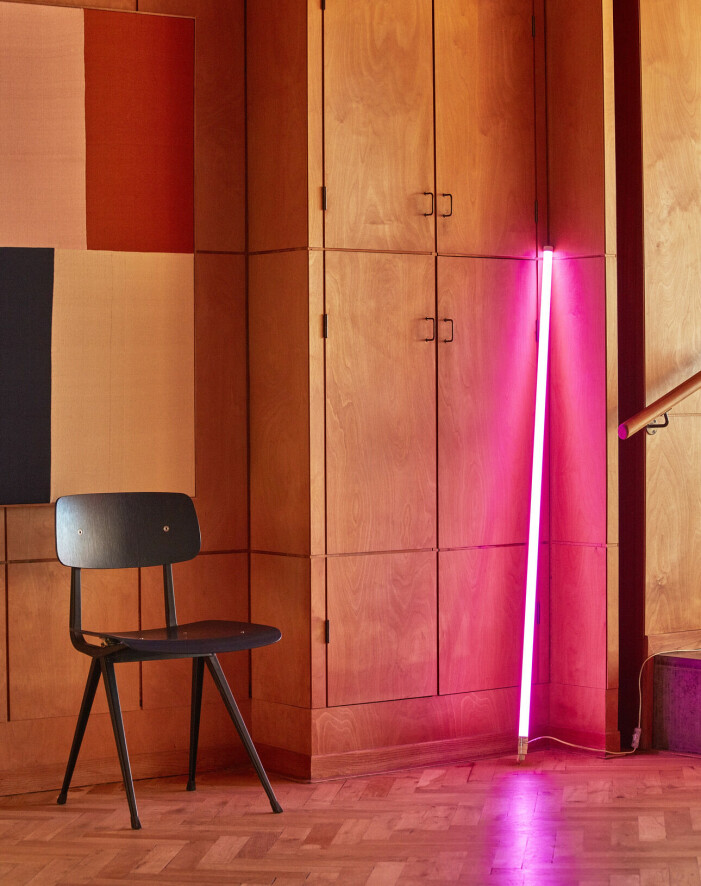 <span class=" bold" data-lab-bold_desktop="bold">Tips!</span> Starkt 80-talsinfluerad neonbelysning, tänk enkelt ljusrör, passar i alla hemmets rum. Låt den gå i en avvikande kulör för tydligare kontrast. Foto: Klaus L Moeller/Hay. Inredningstrender 2022, inred med neon