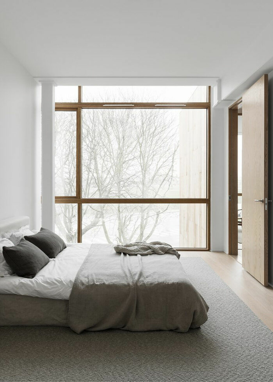 Foto: <a href="https://www.instagram.com/fastighetsbyran/?hl=sv" target="_blank" rel="noopener">Fastighetsbyrån</a> Styling: Lotta Agaton Interiors Den välbäddade sängen kommer synas på Hemnet 2019