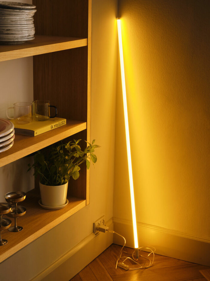 Testa på neontrenden med ljusrör i varmare toner som sedan gärna får kompletteras med rosa och blått. Foto: Klaus Langelund/Hay. Inredningstrender hösten 2021, neonbelysning neon lights
