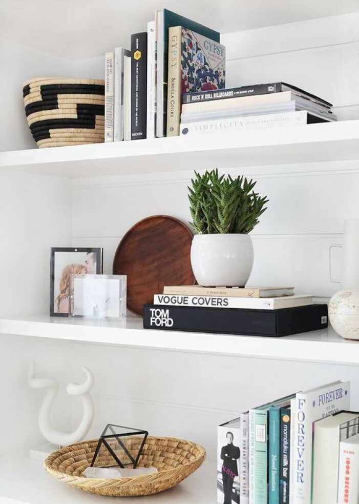 I höst är det fysiska böcker och tidningar som regerar, både som inredning och avkoppling. Foto via <a target="_blank" href="https://www.organisedprettyhome.com/styling-a-bookshelf/">Organised pretty home</a>. Inredningstrender hösten 2021 enligt Pinterest, hemmabiblioteket
