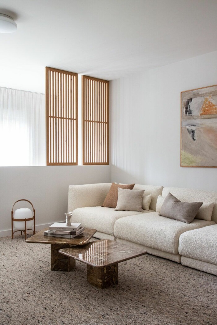 Den naturnära färgskalan håller i sig, med brunt i framkant. Foto via <a target="_blank" href="https://www.avenue-designstudio.com/catharina-house">Avenue design studio</a>. Inredningstrender hösten 2021 enligt Pinterest, jordiga färger