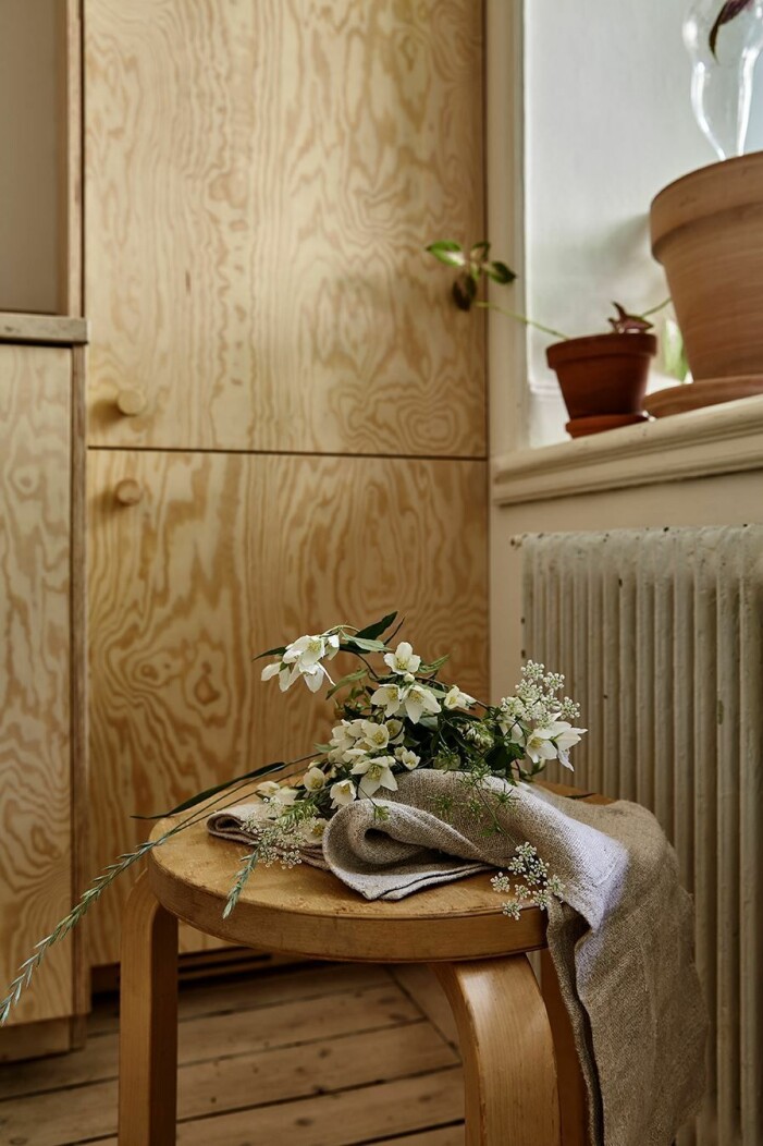 Naturmaterial har länge varit på tapeten men trenden ser inte ut att avta, snarare tvärtom. Foto: Elin Sylwan för <a target="_blank" href="https://www.instagram.com/historiskahem/">Historiska Hem</a> Stylist: Charlotte Lindholm Mäklare: Hanna Tairi. Inredningstrender hösten 2021 enligt Pinterest, trämaterial