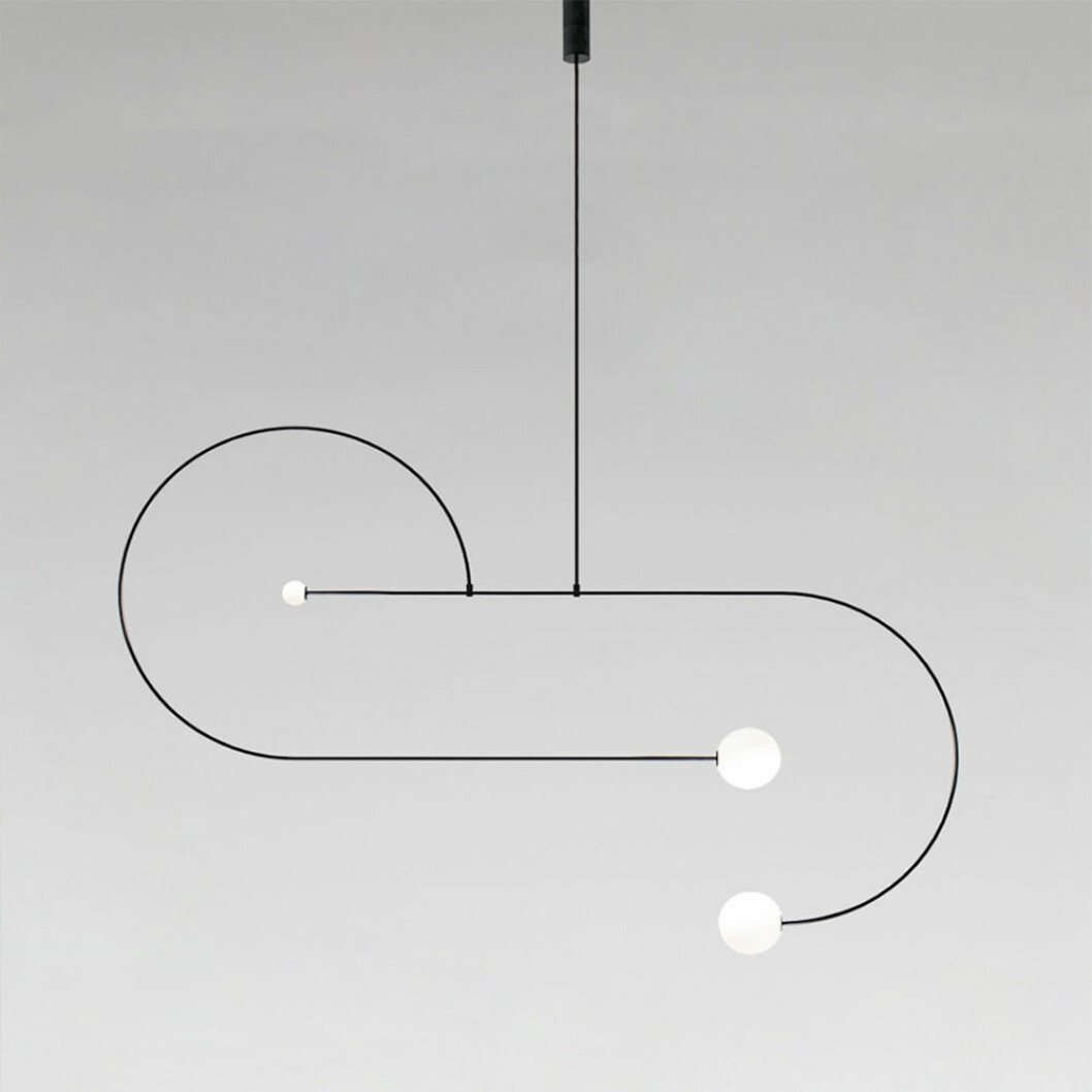 Mobile chandelier 13 från hyllade designern Michael Anastassiades, som utsågs till årets designer av Maison & Objet i år, prickar in flera av de rådande belysningstrenderna. Foto: Artilleriet mobile chandelier 13 av Michael Anastassiades