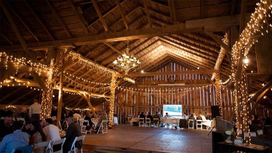 Via: <a href="http://www.weddingown.pw/barn-receptions/best-ideas-barn-receptions-barn-wedding-reception-lights/" target="_blank" rel="noopener">weddingown</a> Inred hela ladan med belysning