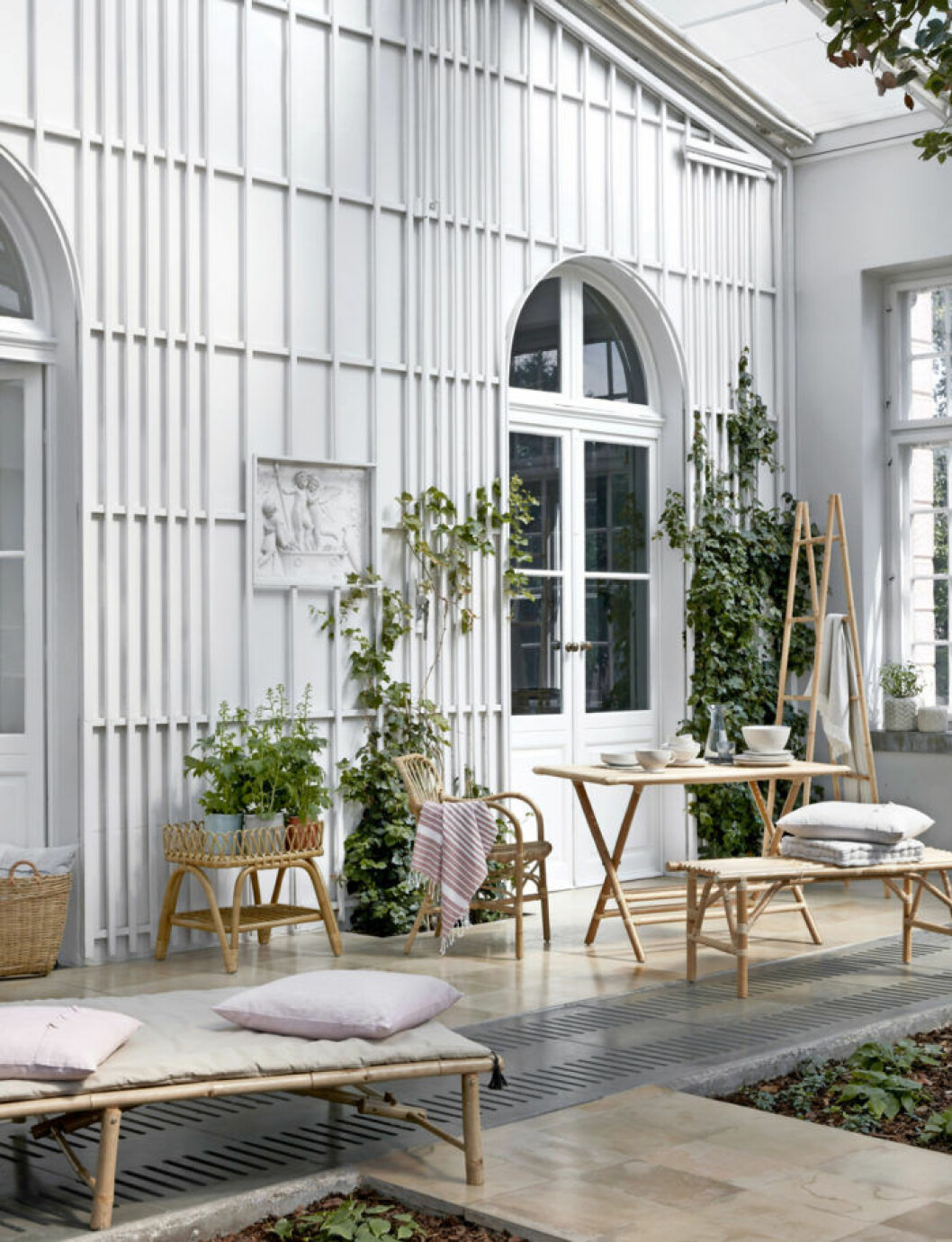Stillsamt och inspirerande hos det danska företaget Broste Copenhagen. Ljust rum med fint bord i rotting
