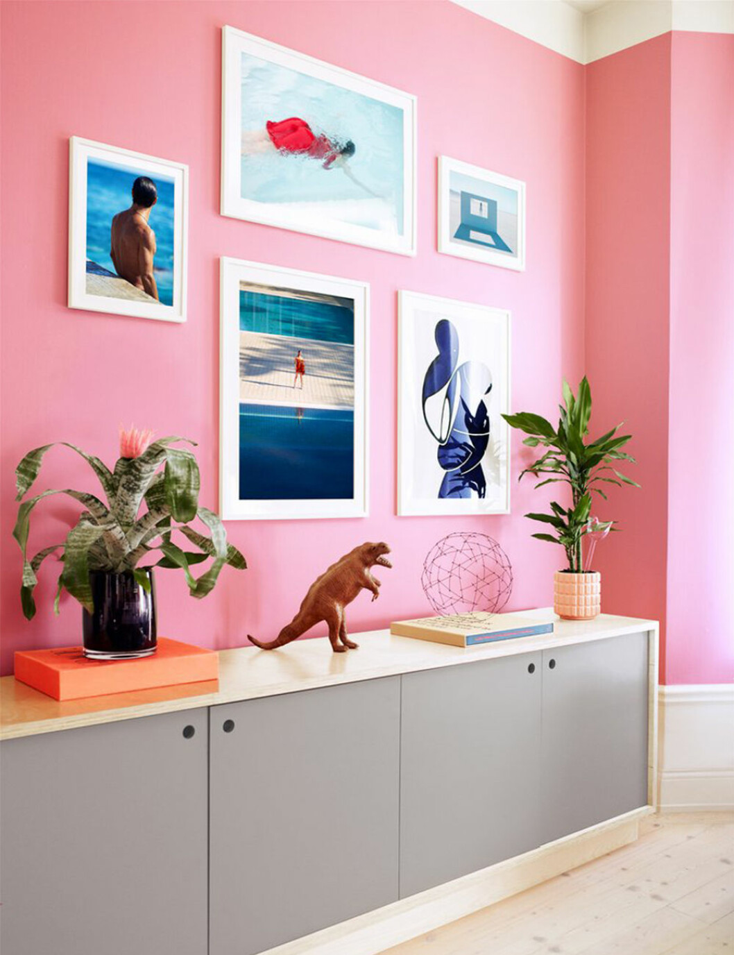Foto och motiv: <a href="https://www.instagram.com/poppyposters/" target="_blank" rel="noopener">Poppy posters</a> rosa vägg med tavelvägg i blått