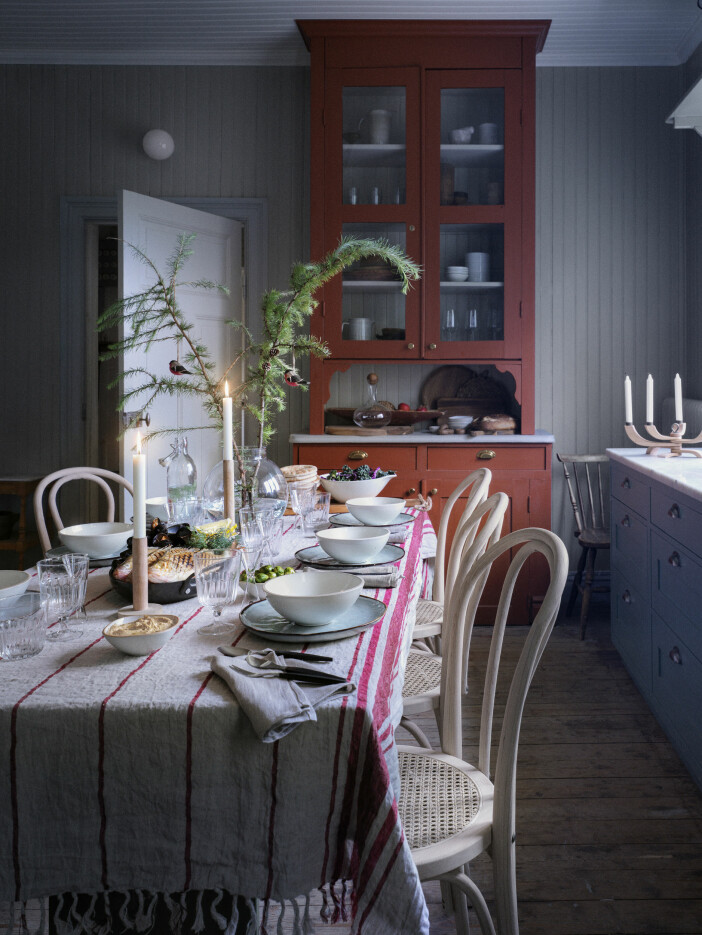 Klassiskt julrött och en traditionell dukning i modern tappning är något många vill ha i år. Foto: Åhléns inspiration till juldukning från åhléns