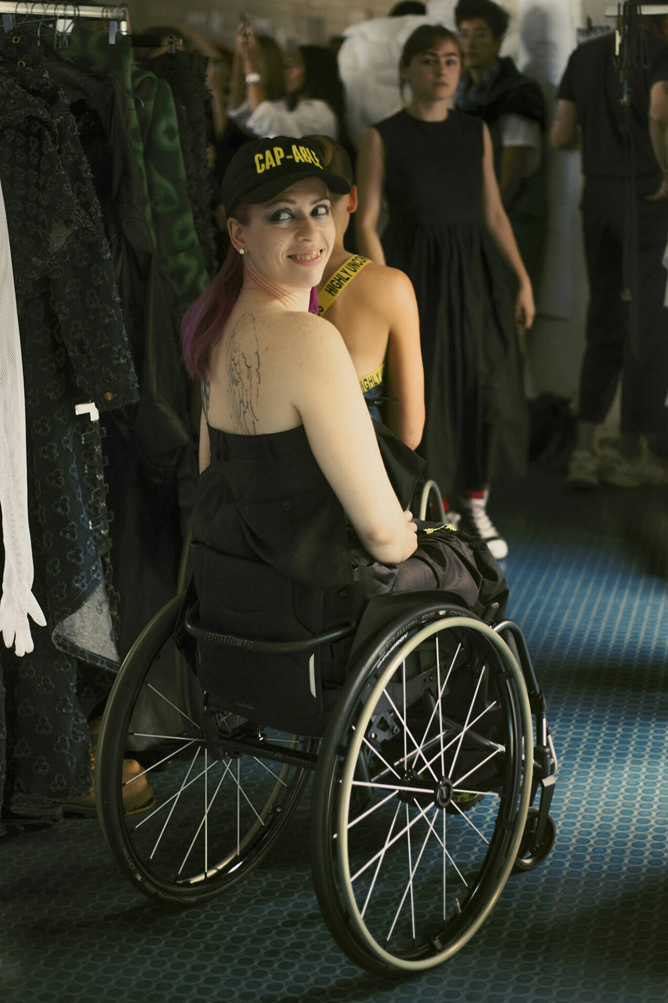 Louise är noga med att betona att hon skapar mode för sittande, inte rullstolsbundna.