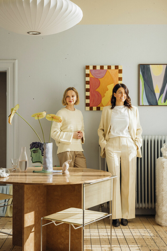 Från vänster till höger: vas, Florence Bamberger, minivas Fanny Ollas, tavla, Zahra Holm och tavla, Trine Bork. Marmorbord Public Studio. Helena Carlberg och Anna Lukins driver konstplattformen The Ode To, som precis öppnat nytt showroom vid St Eriksplan i Stockholm.