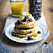 Glutenfria pannkakor med blåbär, banan och honung. Foto: Donal Skehan