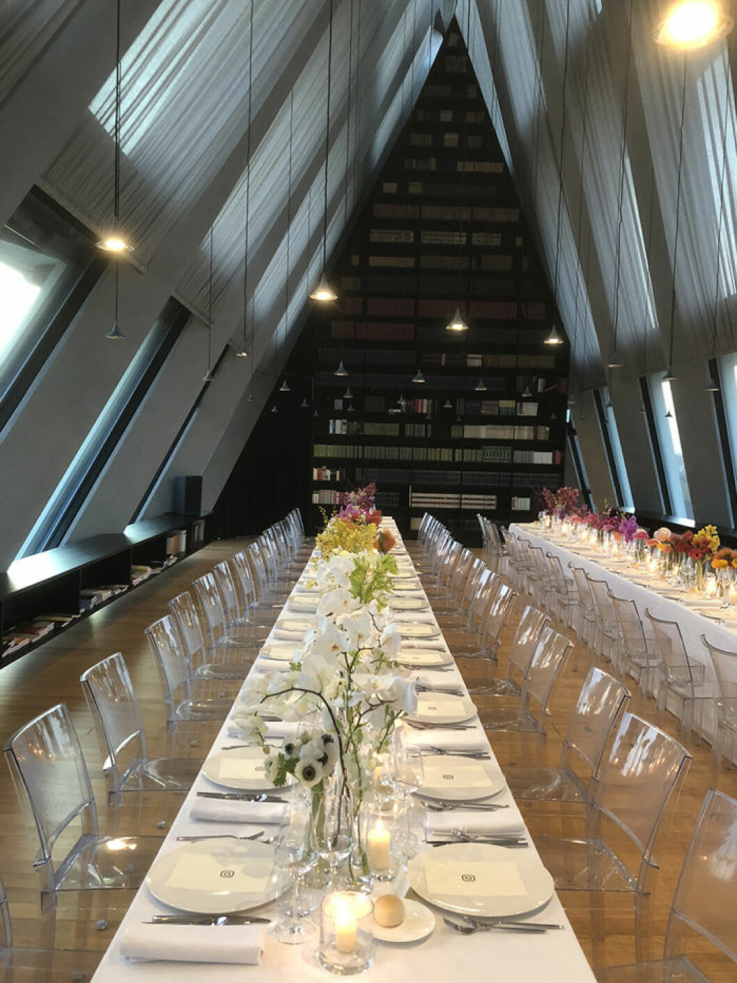 Instagram lanserade @design högst upp i Fondazione Giangiacomo Feltrinelli ritat av Herzog & De Meuron. Genomskinliga stolar