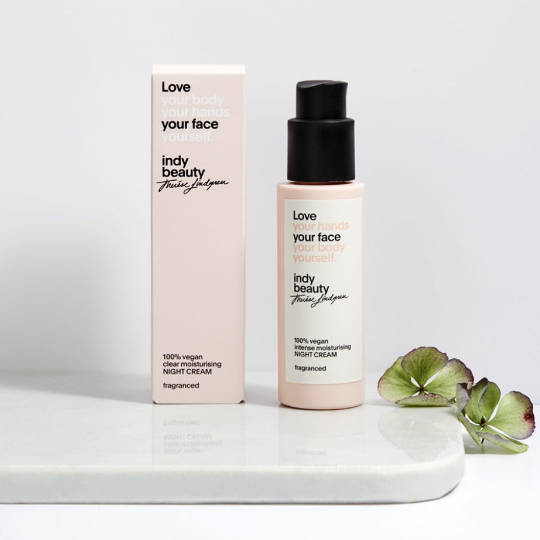 Therése Lindgrens 17 produkter stora Indy Beauty är helt vegansk från start till mål. Clear moisturing night cream är perfekt för en lite fetare hudtyp. Therése Lindgrens 17 produkter stora Indy Beauty är helt vegansk
