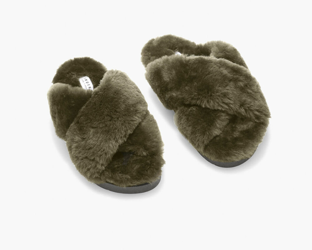 olivgröna tofflor i shearling från inuikii