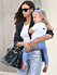 Irina Shayk har jeans, vit t-shirt och svart kavaj och bär sin dotter på höften