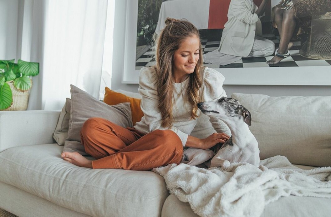 Isabel tillsammans med hunden Ingrid. 