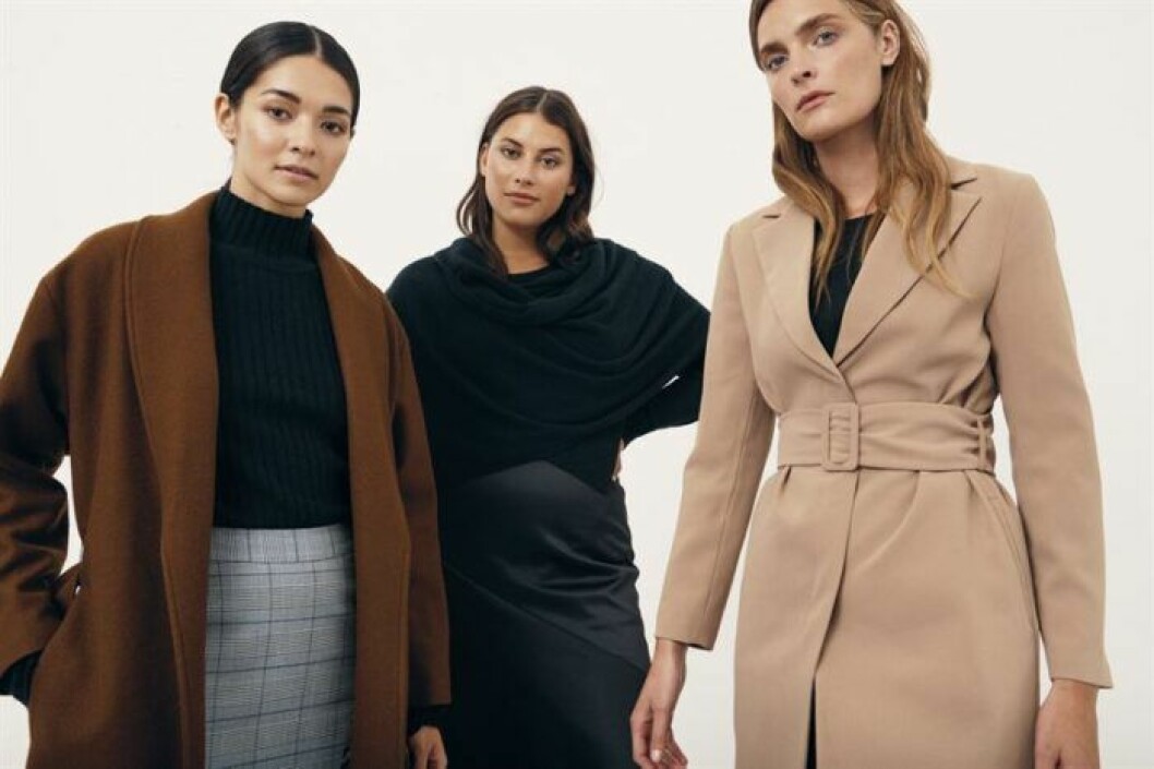 Kollektionen består av allt från kappor till festliga toppar. Isabella Löwengrips kollektion med Ellos och Stylein