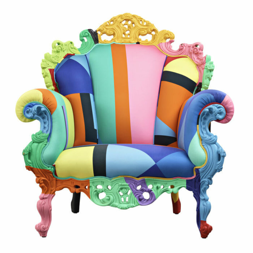 Fåtöljen <em>Proust</em> <em>Geometrica</em> av Alessandro Mendini designades 1978 och togs i produktion av Cappellini 1993. I oktober såldes ett exemplar för 51 450 kronor på <em>Bukowskis contemporary art & design.</em> Fåtöljen Geometrica
