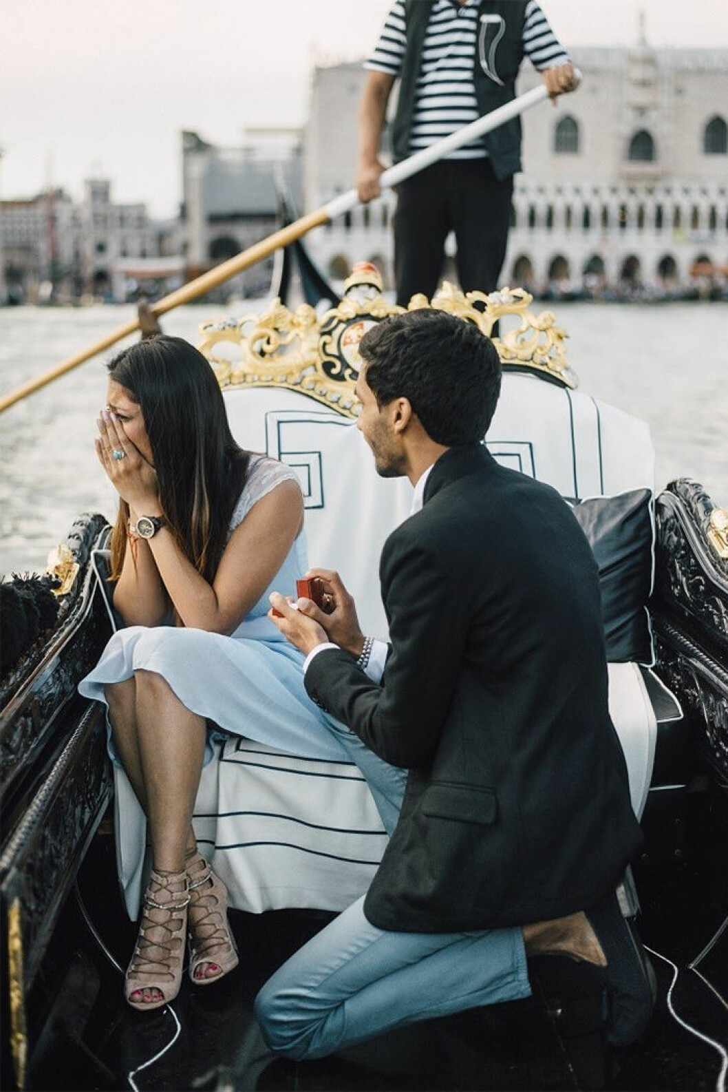 Via: <a href="http://howheasked.com/jes-and-nihal-venice-gondola-proposal/" target="_blank" rel="noopener">how he asked</a> Man som friar på båt i Venice.