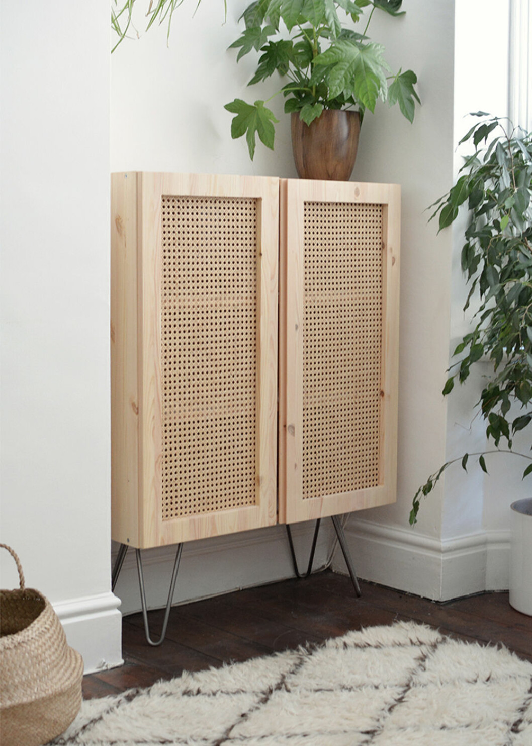 Foto & DIY: <a href="https://www.burkatron.com/2019/02/diy-rattan-cabinet-ikea-hack.html?m=1" target="_blank" rel="noopener">Burkatron</a> Ivar-skåp från Ikea med DIY-rottingdörrar