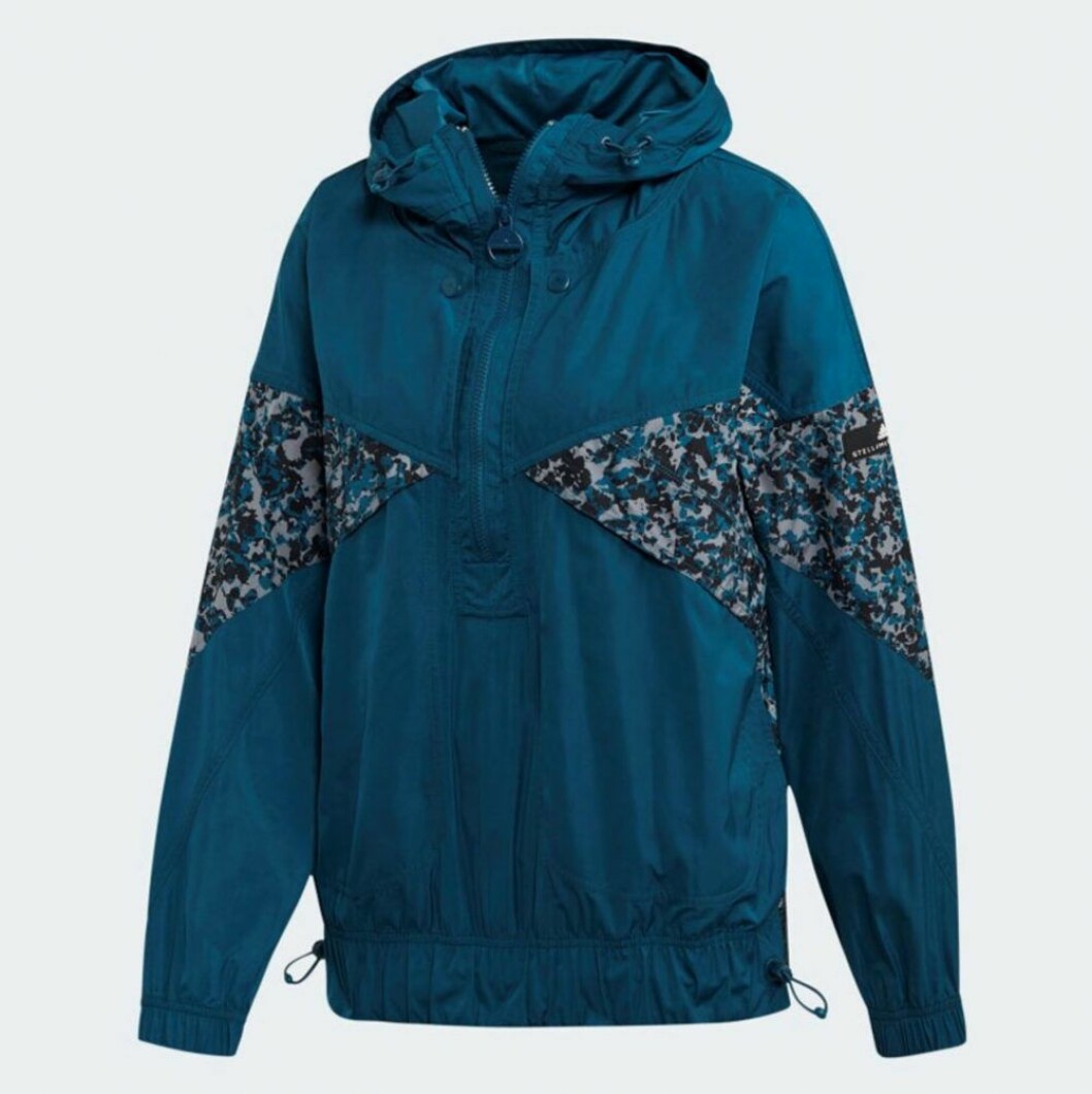 Blå lättviktsjacka från Adidas x Stella McCartney som håller starka vindar borta.