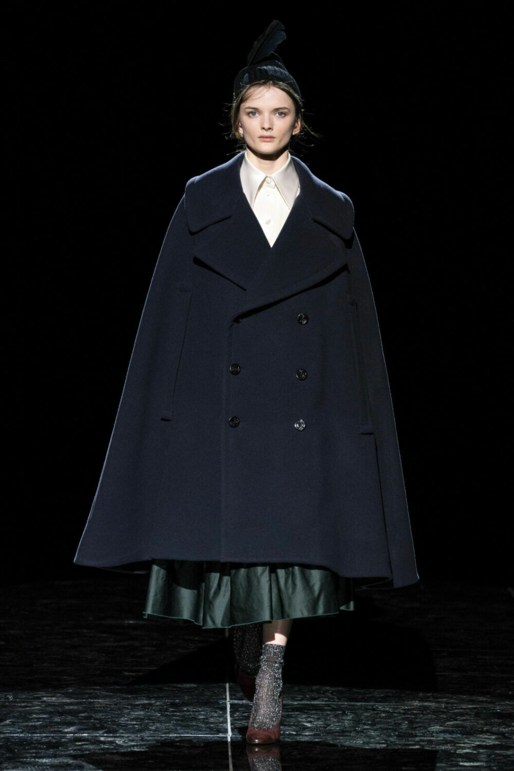 NYFW Marc Jacobs, lång mörkblå kappa.