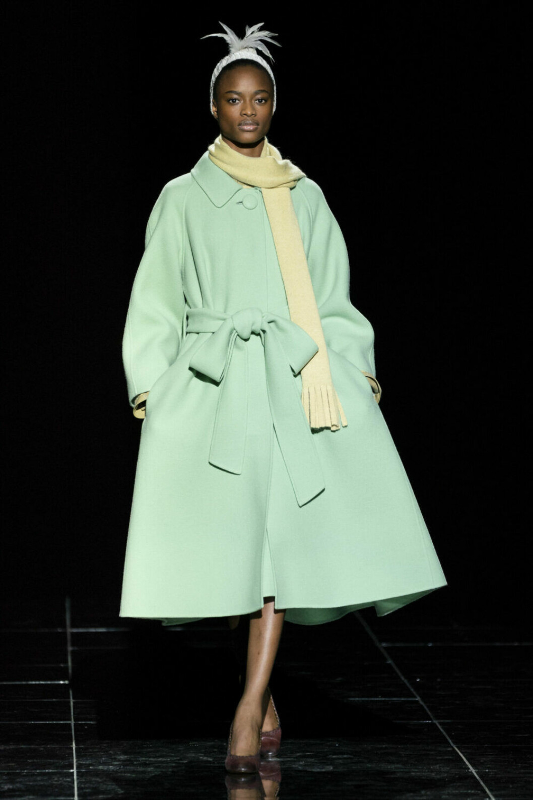 NYFW Marc Jacobs, grön kappa med gul halsduk.
