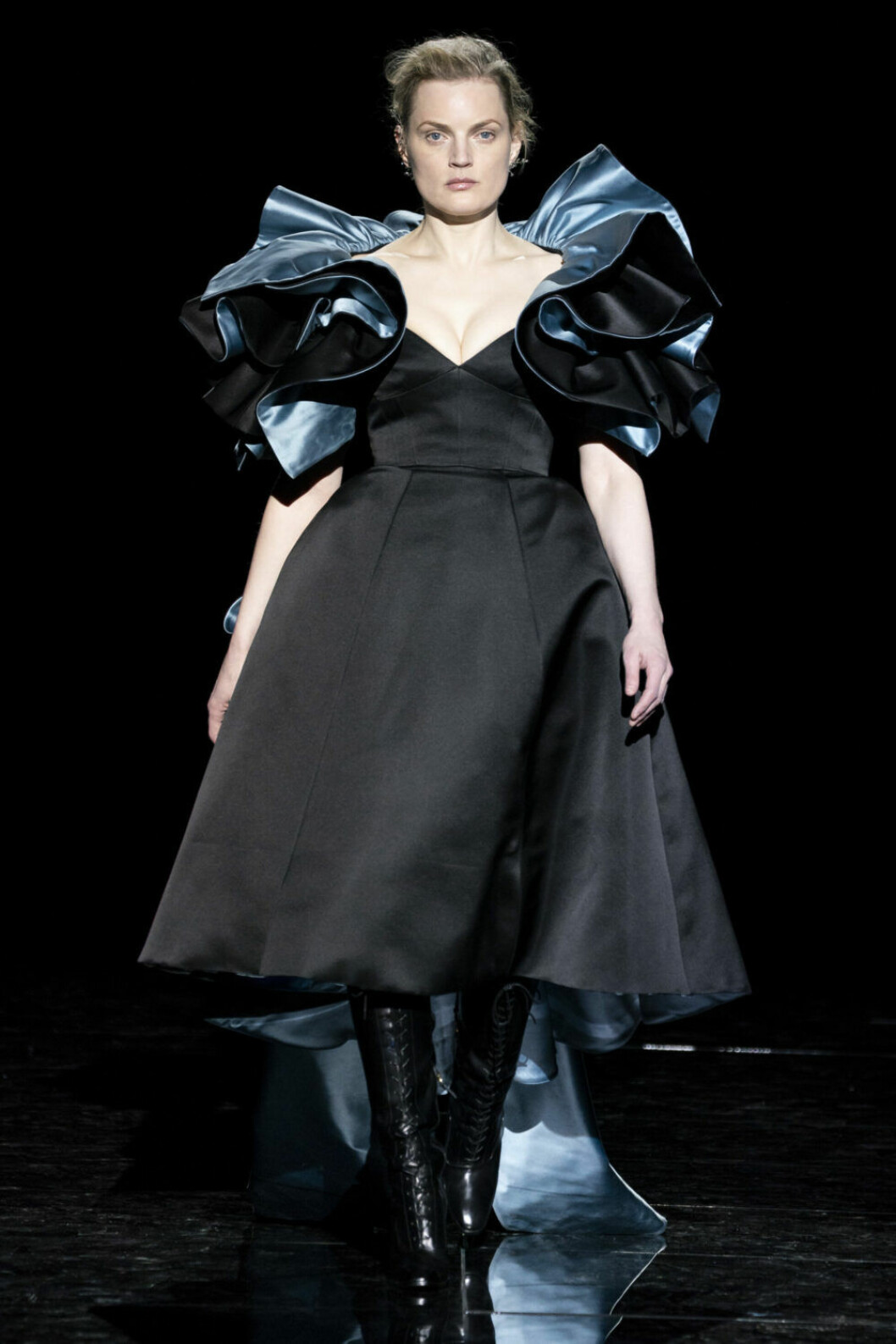 NYFW Marc Jacobs, Svart klänning med blå volanger.