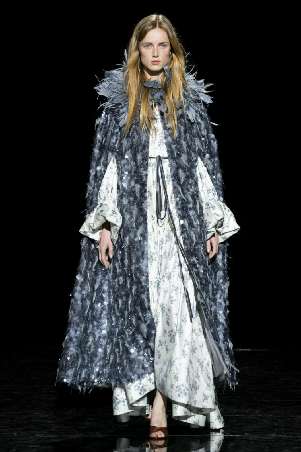 NYFW Marc Jacobs, blå outfit med fjäderkappa.